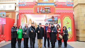 台灣江蘇交流燈會  士林夜市團隊進駐第9屆「台灣江蘇交流燈會」26日晚間在江蘇常州點燈，交通部觀光局27日表示，士林夜市團隊去年受好評，今年再進駐燈區，讓賞燈民眾親身體驗台灣美食小吃。（觀光局提供）中央社記者汪淑芬傳真　108年1月27日