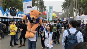 台大校園徵才博覽會台灣大學3日舉辦2018校園徵才博覽會，共吸引253家企業，提供超過2萬個職缺。中央社記者陳至中台北攝　107年3月3日