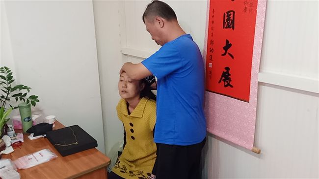 顧病妻、養兩幼女　父擺攤月賺僅千元
