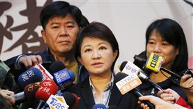 出訪邀約很多  盧秀燕：先以短程行程為主台中市長盧秀燕（中）28日將率團出訪香港，她21日受訪時說，希望能加強通路，讓國際看見台中；近期行程很多，出訪行程先以當天能夠來回或1、2天可往返的行程為主。中央社記者郝雪卿攝  108年1月21日