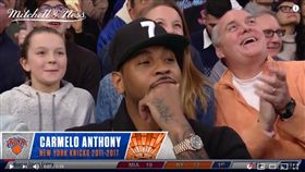 ▲『甜瓜』安東尼回到尼克主場看球受到球迷熱烈歡迎。（圖／翻攝自Bleacher Report）