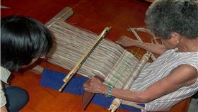 香蕉絲編織傳承者潘烏吉奉獻良多花蓮縣豐濱鄉新社部落的國寶級噶瑪蘭族女巫師Ibay（潘烏吉）日前過世，她致力於香蕉絲編織，縣府依文化資產保存法，指定為縣內噶瑪蘭族傳統文化智慧保存者，她也是重要傳承人，長期在新社工坊編織及教學，對社區奉獻甚多。圖為潘烏吉編織香蕉絲情形。（花蓮縣文化局提供）中央社記者李先鳳傳真　108年1月27日