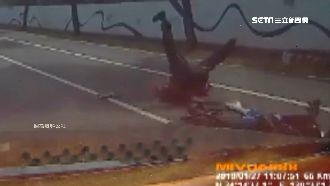 疑為載客急切！小黃害騎士撞滾三圈