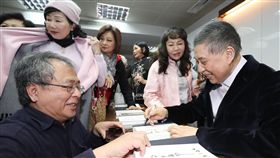 白先勇替讀者簽書（1）知名作家白先勇（右）26日下午在台北出席最新散文集「八千里路雲和月」分享會，暢談心路歷程與創作點滴，並為讀者簽書。中央社記者吳翊寧攝  108年1月26日