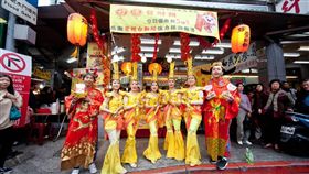 農曆春節即將到來，身為指標的台北年貨大街-迪化街邁入第23年，即將在1月19日至2月3日舉行，每當逢年過節時，此起彼落的叫賣聲與人潮總是將大稻埕擠得水洩不通。過往，大稻埕是全台灣過年年貨銷售的金雞母，台北市消防局估期間將湧入30萬人次，今年台北市政府以「年來了」為主題，將2019生肖豬化身為「吃吃獸」、「懶懶獸」、「嘴嘴獸」規劃系列行銷活動，透過創意行銷，要讓年輕人看到不一樣的過節方式。