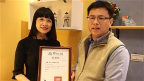 認同李家同理念　義賣畫作捐助弱勢生（1）花蓮一家民宿負責人楊心彤（左）認同前暨大校長李家同的理念，今年第二度將全年畫作義賣所得捐助博幼基金會，幫助弱勢孩子，博幼基金會副執行長吳文炎（右）27日回贈感謝狀。中央社記者李先鳳攝　108年1月27日
