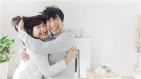 令人期待的9天春節連假就快來了！想到要見到好久不見的親朋好友，很多人都會趁此時染個漂亮髮色，隨著DIY染髮劑操作越來越便利，很多人會買染髮劑回家自己染，但挑選時常面臨「選擇障礙」；專家建議，想要有品質保障、漂亮無負擔，「熱銷品牌」、「具護髮成分」、「不含阿摩尼亞」是三大挑選重點。