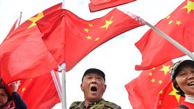 民眾民進黨中央黨部外高舉五星旗（1）民進黨中央黨部外17日下午有不少民眾聚集，高舉五星旗表達訴求。中央社記者王飛華攝　107年1月17日