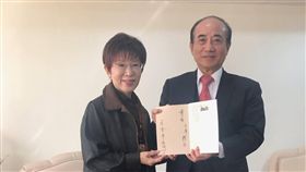 ▲前立法院長、國民黨立委王金平贈新書給國民黨前主席洪秀柱。（圖／王金平辦公室提供）