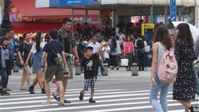 7月景氣燈號亮綠燈國發會27日下午公布107年7月景氣對策信號燈號為綠燈，並表示當前國內經濟呈現溫和擴張，成長力道仍有待加強。圖為台北市西門町商圈逛街人潮。中央社記者吳家昇攝　107年8月27日