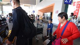 攜肉品入境遭罰20萬　陸客：給大家添麻煩了中國大陸籍王姓夫妻一家5人28日上午搭機來台，因行李內被發現有未申報的豬耳朵、雞腳等肉品，遭罰新台幣20萬元，一家人湊齊款項後終於入境，態度溫和，並表示「給大家添麻煩了」。中央社記者邱俊欽桃園機場攝　108年1月28日