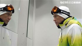 張家輝在滑雪場被冷風直灌，抖到不行。（圖／華映娛樂提供）