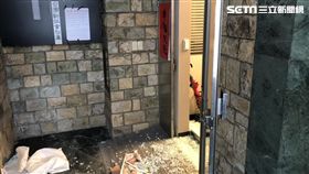 台灣新社會智庫為民進黨新潮流大本營，卻遭江姓老翁持磚塊砸毀玻璃門，警方循線前往內湖住家逮人，由於智庫暫不提告，因此警方還不會依毀損罪送辦（翻攝畫面）