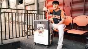 統一獅推出聯名行李箱。（圖／統一獅提供）