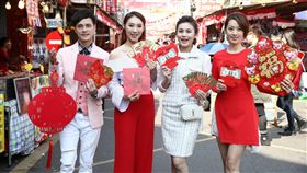 金豬年將近，在1/25日當天朱海君帶著師妹謝金晶與陳淑萍逛年貨大街與拜月老，而師弟鄔兆邦則當暖男幫忙扛三姝血拚年貨戰利品，朱海君一身粉色造型，謝金晶與陳淑萍則不約而同地以紅色造型求好姻緣