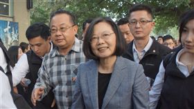 橋頭事件40年專書發表　蔡總統出席財團法人八卦寮文教基金會20日舉行高雄橋頭事件40週年專書「大時代的故事─台灣第一位黨外縣長余登發」發表會，總統蔡英文（前右2）由基金會董事長余政憲（左2）陪同出席，受到熱烈歡迎。中央社記者程啟峰高雄攝　108年1月20日