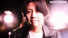 篤信基督教的夏道倪高唱「聖母在上」化解心中悲痛。（圖／啟動音樂提供）