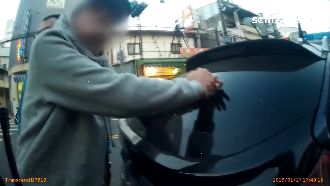 被看一眼覺得歧視　男持西瓜刀砍路人