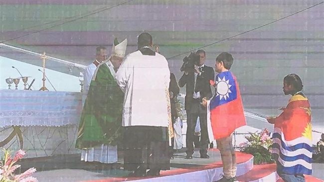教宗訪問巴拿馬　台灣青年披國旗奉酒