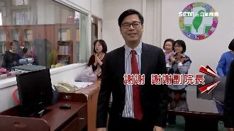 陳其邁突襲黨團 掏錢給助理買珍奶