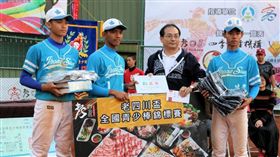 人杰老四川餐飲管理顧問公司總經理吳明翰（右二）頒贈高市忠孝亞軍獎品與獎牌。 （圖／大會提供）