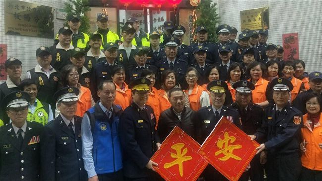 守護春節安全　侯友宜赴板橋分局慰勉