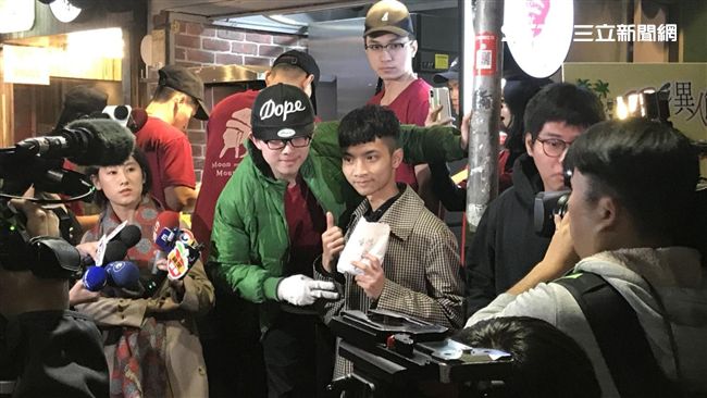 安佐簽名有卦？驚爆「有心人利用他」