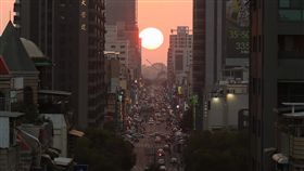 高雄青年路懸日再現（2）高雄市青年路路幅不寬，每年10月底到11月初，以及1月中下旬都會出現落日映照青年路的自然奇景，很有「曼哈頓懸日」的感覺，28日傍晚出現的美景也相當吸睛。（民眾提供）中央社記者王淑芬傳真  108年1月28日