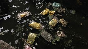 彰化花壇排水溝疑出現豬內臟　縣府派員清除彰化縣花壇鄉一處排水溝28日被民眾發現疑棄置多袋豬內臟，環保局派員到場勘查後，已通知水利資源處水利工程科協助清除。（翻攝畫面）中央社記者蕭博陽彰化縣傳真　108年1月28日