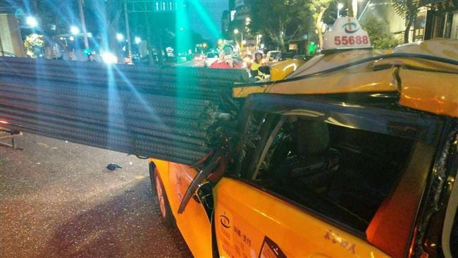 超恐怖！曳引車迴轉　鋼筋插爆計程車