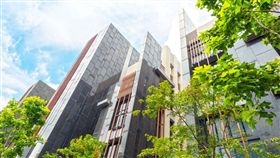 在換屋購屋時，總在猶豫該買大樓還是別墅?大樓雖擁有極佳的安全管理與完整使用空間，但缺乏了別墅的私密與自在；別墅雖然享受了有天有地的自在，但卻因為分層的空間，扣除了樓梯，每層使用空間相較大樓狹小而零碎。難道不能有兩全其美的完美住家嗎？