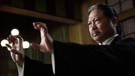 洪金寶接受港媒專訪坦言自己脾氣很差，常口出穢言。（圖／翻攝自微博）