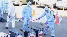 新竹縣非洲豬瘟防疫演練（1）新竹縣政府28日於家畜疾病防治所實施「新竹縣非洲豬瘟防疫演練」，模擬運豬車輛發現一批豬隻疑似患有非洲豬瘟情形，進行通報、跨局處通報，以應變中心一級開設作為應對措施，展開封鎖豬場、豬隻撲殺、掩埋及場地消毒等科目緊急防疫模擬演練。中央社記者魯鋼駿攝　108年1月28日