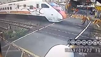 婦硬闖平交道與火車擦身　遭揪出開罰