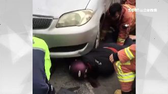 被車擦撞騎士捲車底　救護員抬車搶命