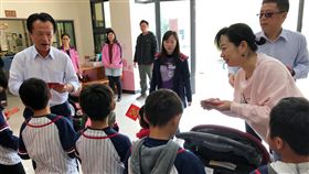 翁章梁夫婦關懷安仁家園兒少（1）嘉義縣長翁章梁（左）28日偕妻子劉莉英（前右）關懷安仁家園的兒少，擔任一日爸媽，並贈送紅包，讓他們提前感受年節的溫暖。中央社記者黃國芳攝　108年1月28日
