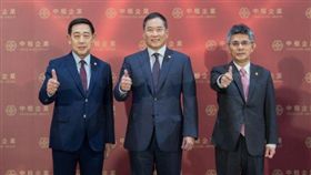 中租企業總裁辜仲立（中）率領中租控股董事長陳鳳龍（右）與中實控股董事長黃炳彰（左），期望2019年業績長紅，也向各界恭賀新禧。圖／中租提供