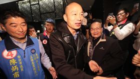 韓國瑜北上力挺陳炳甫（2）高雄市長韓國瑜（中）22日北上為國民黨台北市立委補選候選人陳炳甫（左）加油打氣，吸引大批民眾到場，韓國瑜身穿黑色皮衣亮相，氣氛熱烈。中央社記者吳家昇攝　108年1月22日