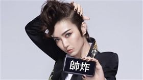 謝金燕女扮男裝還不忘自製手板搞笑。（圖／翻攝自IG）