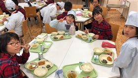 小學生前進日本　體驗台日文化大不同台中市太平國小學生前往日本關西大學初等部交流參訪，和日本小學生一起用餐，體驗日本小學一日生活。（太平國小提供）中央社記者趙麗妍傳真　108年1月28日