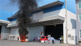 高雄市消防局防救災演練（1）高雄市消防局28日在螺絲工廠舉辦防救災演練，流程包括起火通報、人員疏散、建物倒塌應變等，模擬過程逼真，現場冒出大量濃煙。中央社記者王淑芬攝　108年1月28日