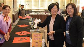 王惠美籲民眾踴躍捐發票做公益彰化縣地方稅務局28日舉辦捐發票換春聯租稅宣導活動，募得發票將全數捐贈縣內社會福利團體，彰化縣長王惠美（右2）出席，呼籲縣民踴躍捐發票做公益。中央社記者蕭博陽彰化縣攝　108年1月28日
