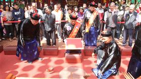 南鯤鯓代天府循古禮抽國運籤有「台灣王爺總廟」之稱的台南市北門南鯤鯓代天府，依慣例會在農曆大年初一舉辦循古禮抽國運籤活動。圖為往年活動情形。（資料照片）中央社記者楊思瑞攝　108年1月28日