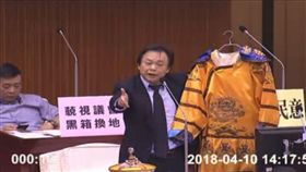 日前質詢王世堅送龍袍給柯文哲