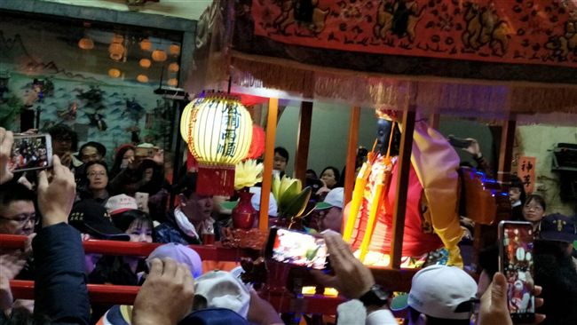 台南東山迎佛祖登場　信眾鑽轎底祈福