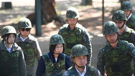 蔡總統赴成功嶺  巡視新兵實彈射擊春節將至，總統蔡英文（左3）29日前往台中成功嶺營區，頭戴鋼盔、身穿防彈背心，巡視新兵實彈射擊。中央社記者王飛華攝  108年1月29日