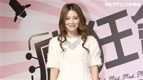 ▲卓文萱大秀美腿出席電影《瘋狂電視台瘋電影》記者會。（圖／記者林士傑攝影）