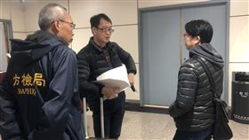 陸籍女子攜火腿遭罰20萬（1）　中國大陸籍穆姓女子與丈夫28日因攜帶違規肉製品入境桃園國際機場，遭罰新台幣20萬元，但礙於無法使用中國大陸信用卡刷卡繳款，並受限於跨境銀行提款有額度限制，最後由在台友人籌款下才順利解困，夫妻滯留機場達4小時。中央社記者邱俊欽桃園機場攝  108年1月28日