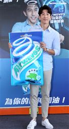 修杰楷化身一日店長為駕駛精神加油打氣。（記者邱榮吉/攝影）