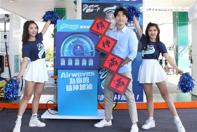 修杰楷化身一日店長為駕駛精神加油打氣。（記者邱榮吉/攝影）
